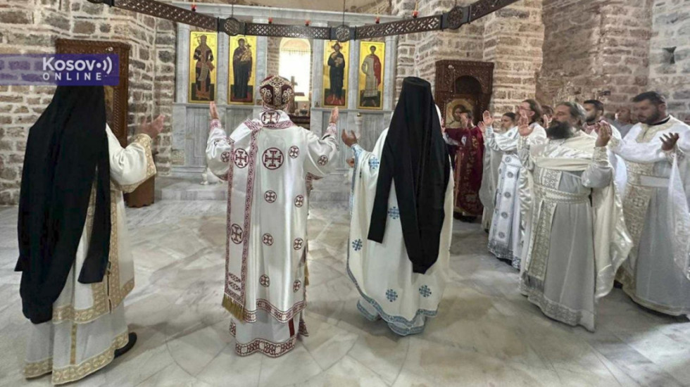 (FOTO) Vladika Grigorije služio liturgiju u manastiru Banjska: "Nikada u svoje srce ne pustite zrno mržnje"