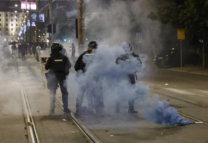 Protesti u Srbiji: U ponoć nemiri ispred Pravnog fakulteta, bačen suzavac u Nišu, obračun i u Čačku