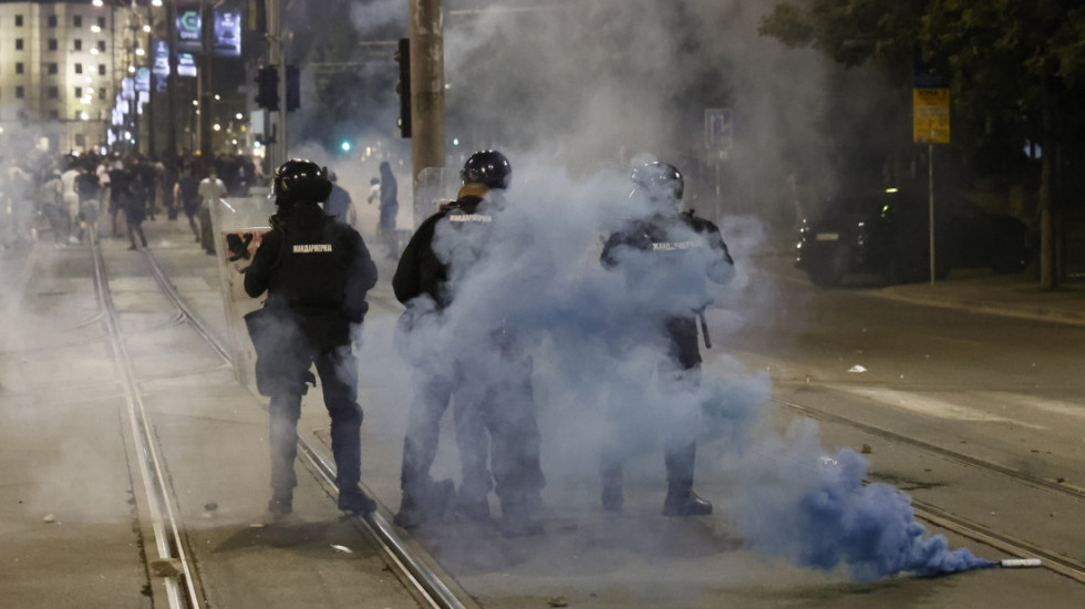 Protesti u Srbiji: U ponoć nemiri ispred Pravnog fakulteta, bačen suzavac u Nišu, obračun i u Čačku