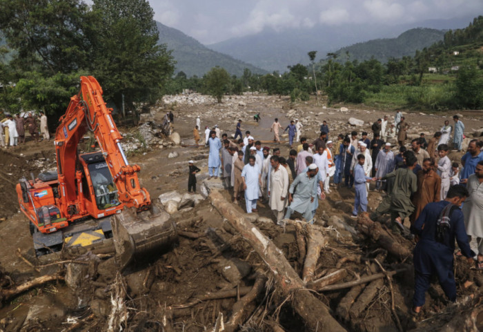 Zvaničnici: Više od 300 ljudi poginulo u poplavama u Pakistanu
