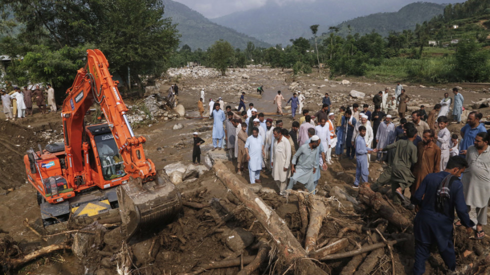 Zvaničnici: Više od 300 ljudi poginulo u poplavama u Pakistanu