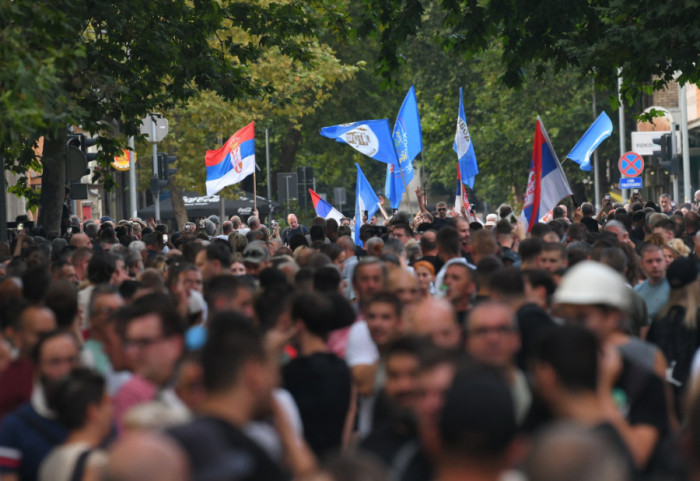 (FOTO/VIDEO) Protesti u Srbiji: Demontranti u Valjevu zapalili prostorije SNS, u Zemunu razbijen izlog prostorija SRS
