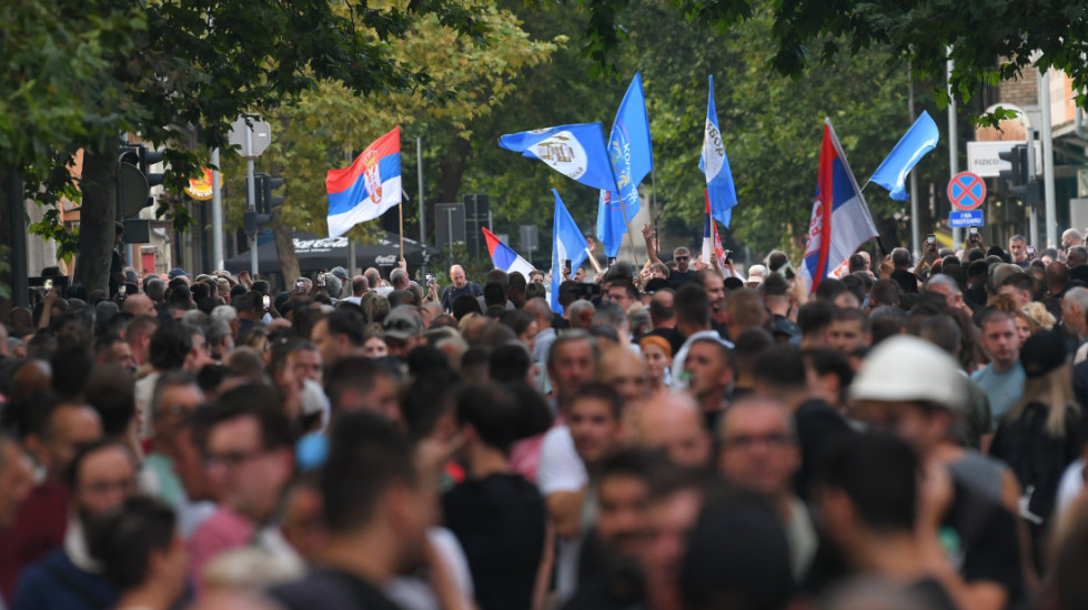 (FOTO/VIDEO) Protesti u Srbiji: Demontranti u Valjevu zapalili prostorije SNS, u Zemunu razbijen izlog prostorija SRS