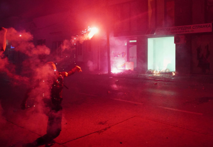 (FOTO/VIDEO) Protesti u Srbiji: Demonstranti u Valjevu zapalili ulaz u zgradu Gradske uprave, tužilaštva i SNS