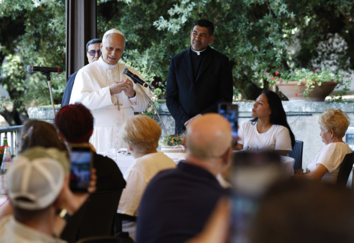 (FOTO) Papa Lav XIV organizovao ručak za izbeglice, beskućnike i siromašne