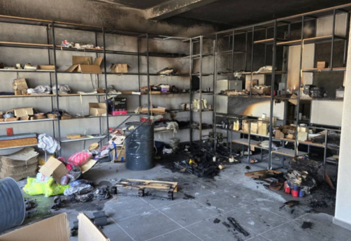 (FOTO/VIDEO) Eksplozivna naprava bačena na lokal kandidata Srpske liste za gradonačelnika Zubinog Potoka