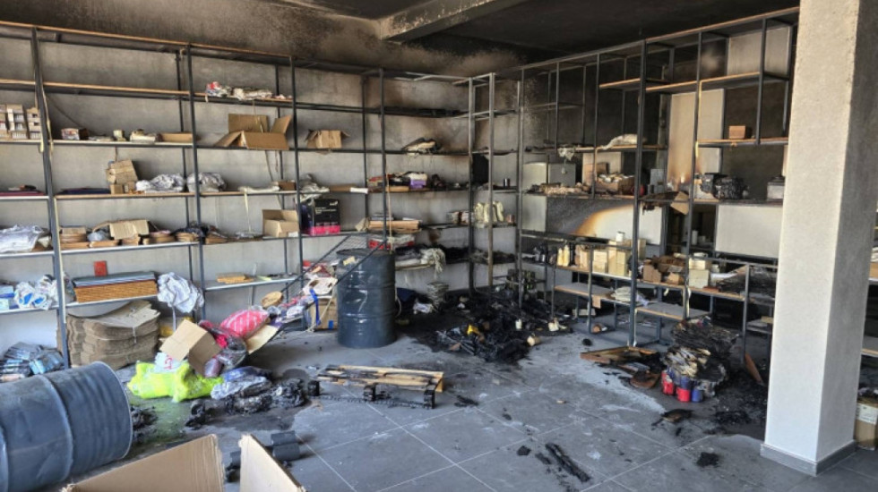 (FOTO/VIDEO) Eksplozivna naprava bačena na lokal kandidata Srpske liste za gradonačelnika Zubinog Potoka