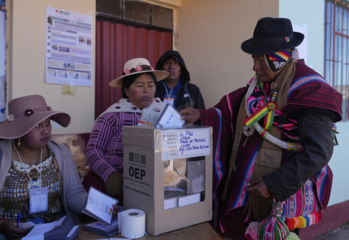 (FOTO) U Boliviji se održavaju opšti izbori, desnica ima velike šanse za povratak na vlast nakon 20 godina