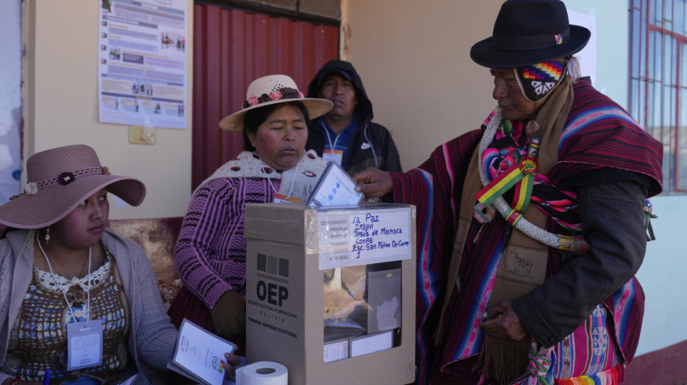 (FOTO) U Boliviji se održavaju opšti izbori, desnica ima velike šanse za povratak na vlast nakon 20 godina