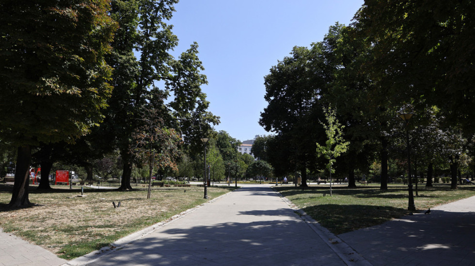 Pre podne pretežno sunčano, u drugom delu dana kiša, grad i olujni vetar