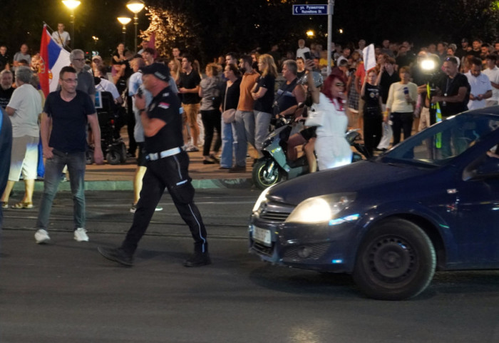 (VIDEO) Protesti u Srbiji: Zemun i Novi Beograd zajedno u šetnji, okupljanja i u drugim gradovima