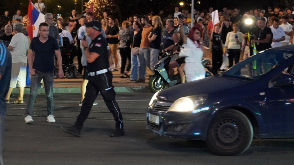 (VIDEO) Protesti u Srbiji: Razbijen izlog GO SNS u Cvijićevoj, Vučić obišao prostorije