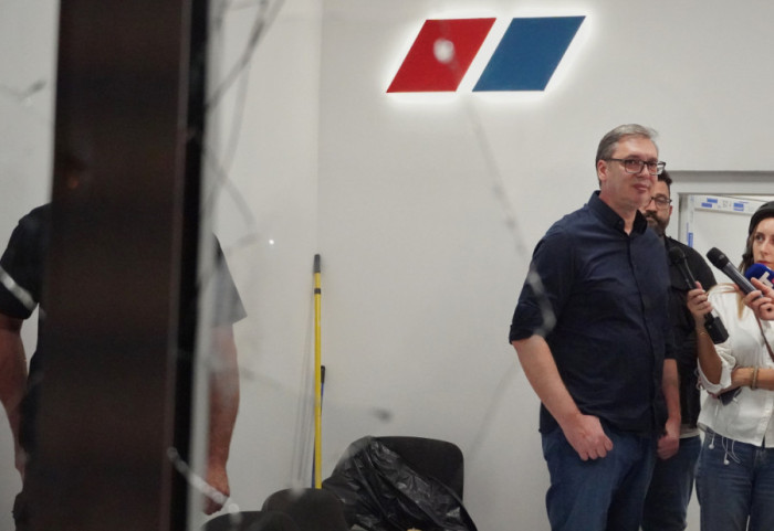 (FOTO) Vučić obišao demolirane prostorije SNS u Beogradu: Drugu politiku osim rušenja nemaju, država će pružiti odgovor