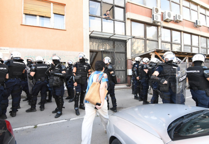 (FOTO/VIDEO) Blokirana zgrada suda u Novom Sadu: Policija uvela deo zaposlenih, priveden pokrajinski poslanik PSG