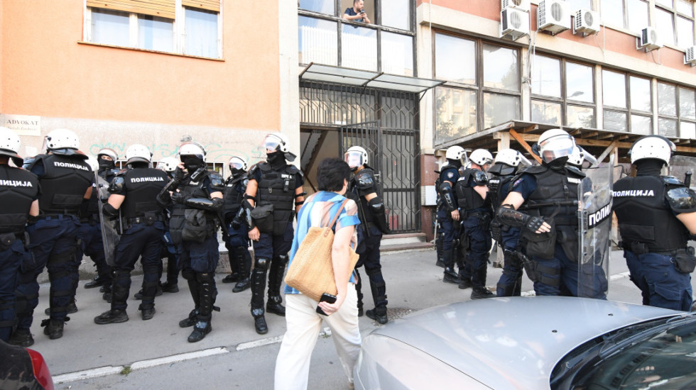 (FOTO/VIDEO) Blokirana zgrada suda u Novom Sadu: Policija uvela deo zaposlenih, priveden pokrajinski poslanik PSG