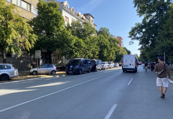 Blokiran sud u Novom Sadu: Traži se oslobađanje uhapšenih, prisutna policija u opremi za razbijanje demonstracija