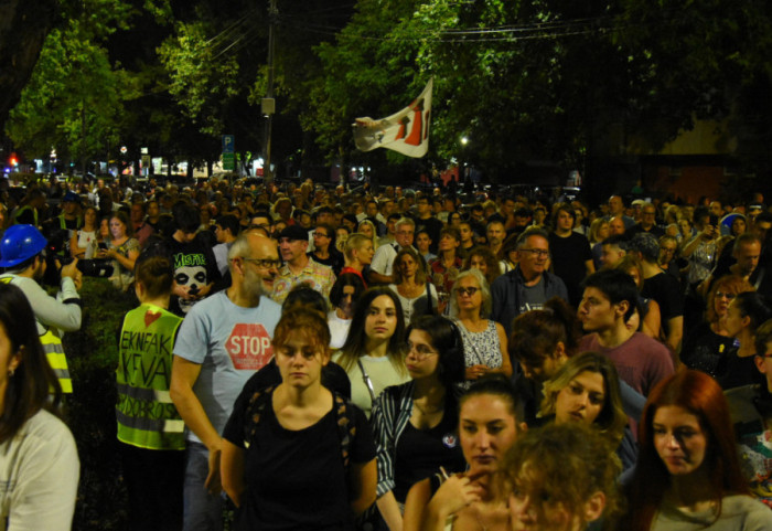 Protesti u više gradova u Srbiji, okupljeni pružaju podršku studentkinji Nikolini