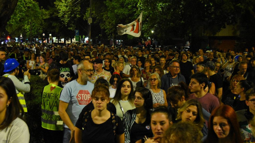Protesti u više gradova u Srbiji, okupljeni pružaju podršku studentkinji Nikolini