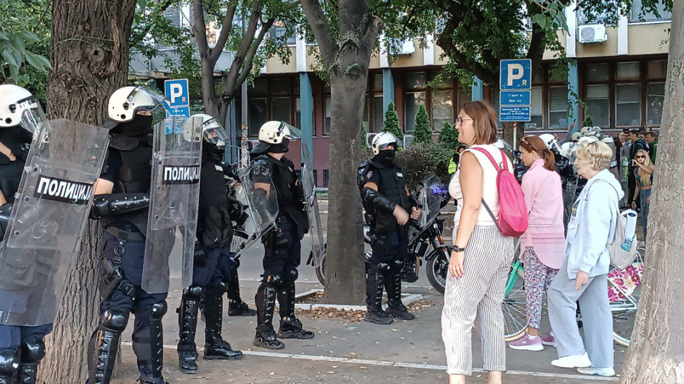 (FOTO/VIDEO) Blokiran sud u Novom Sadu: Pripadnici MUP rasterali demonstrante da bi zaposleni ušli u zgradu