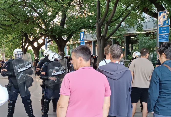 Uhapšen muškarac (26) u Novom Sadu: Tokom protesta stavio katanac na ulaz suda kako bi sprečio zaposlene da uđu u zgradu