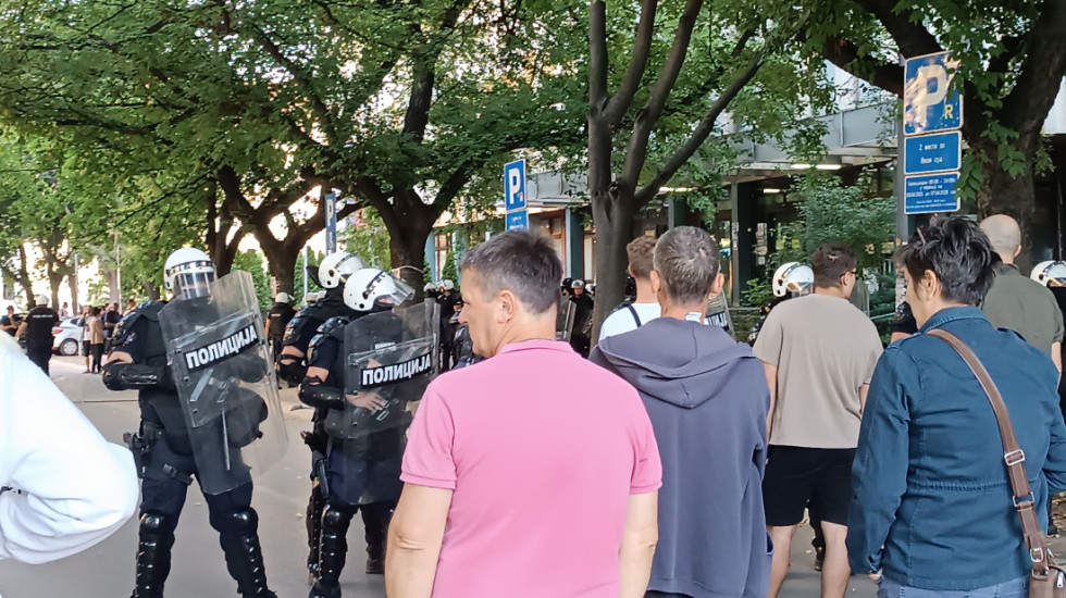 Uhapšen muškarac (26) u Novom Sadu: Tokom protesta stavio katanac na ulaz suda kako bi sprečio zaposlene da uđu u zgradu