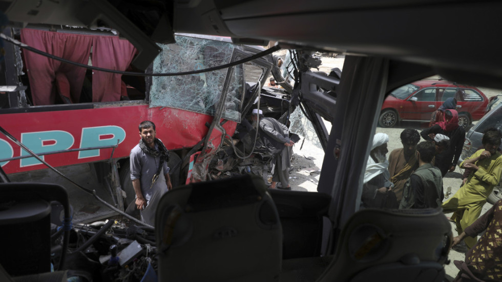 (VIDEO) U sudaru autobusa u Avganistanu poginulo 79 osoba, među njima 17 dece