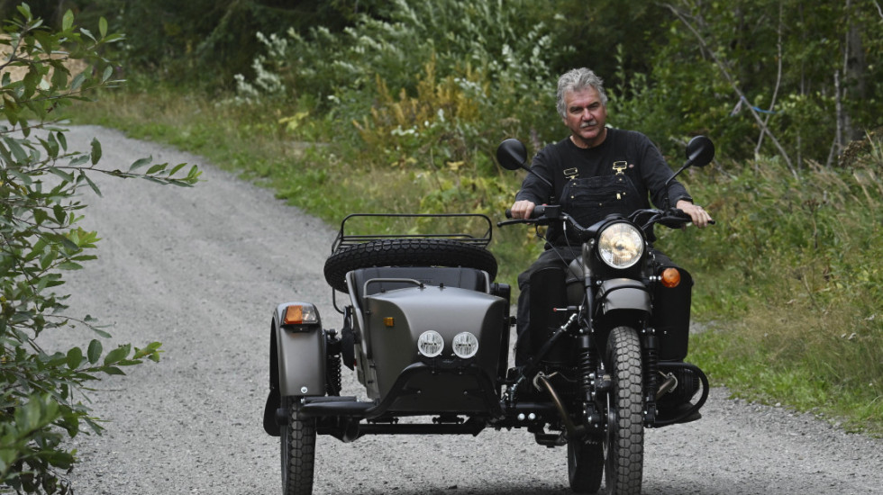 (FOTO) Amerikanac sa Aljaske dobio motocikl vredan 22.000 dolara od ruske vlade