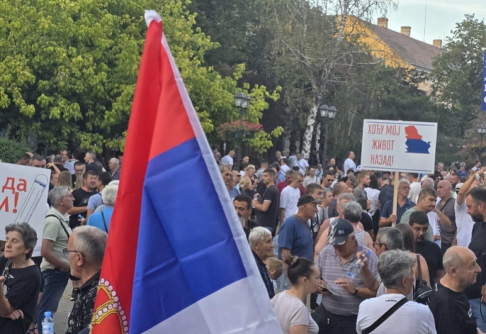 (FOTO) "Hoćemo normalan život": Na 50 lokacija širom Srbije počela okupljanja građana protiv blokada