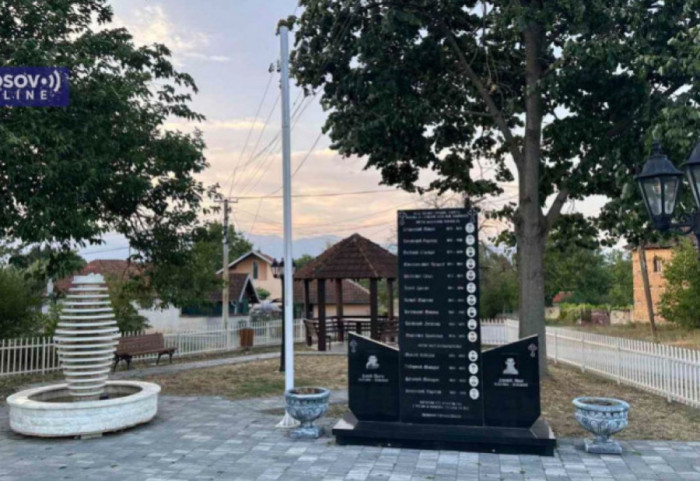 U Goraždevcu skinuta zastava Srbije sa spomenika posvećenom žrtvama NATO bombardovanja