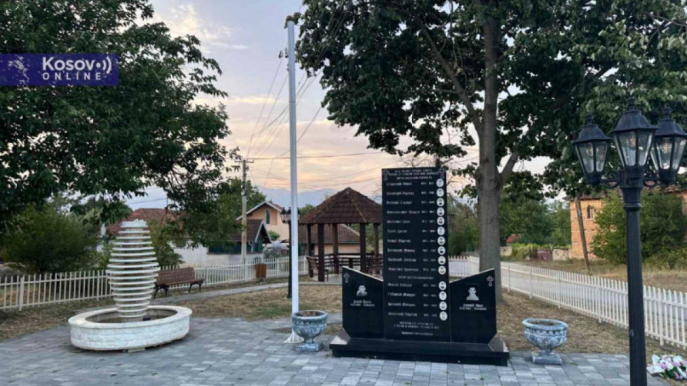 U Goraždevcu skinuta zastava Srbije sa spomenika posvećenom žrtvama NATO bombardovanja