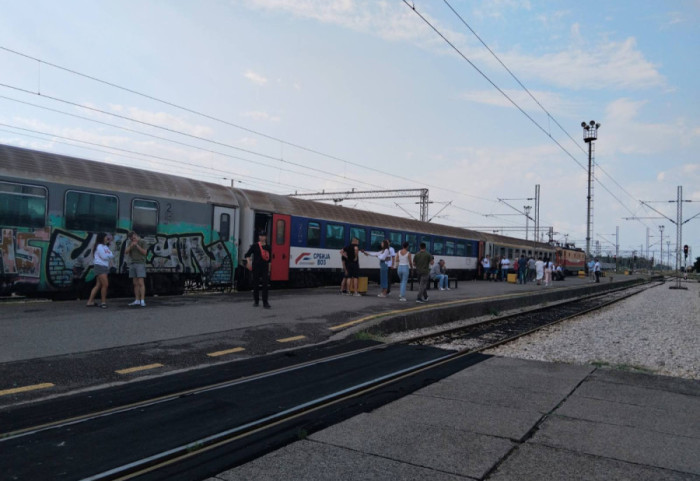 (FOTO) Crnogorski železničari obustavili rad, u Podgorici zaustavljen voz za Beograd - Bar
