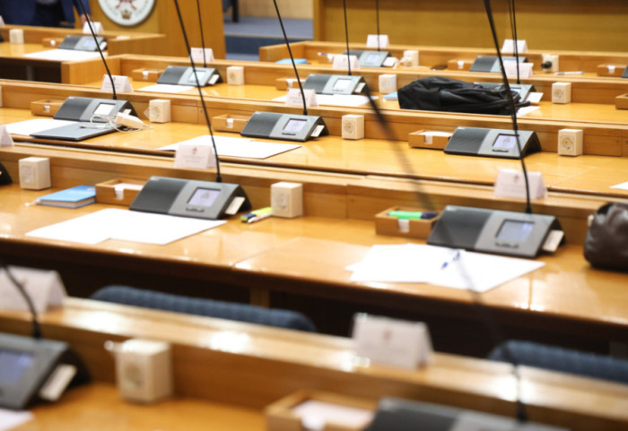 Dojava o bombi odložila početak posebne sednice Skupštine Republike Srpske, poslanici se vraćaju u klupe nakon dva sata