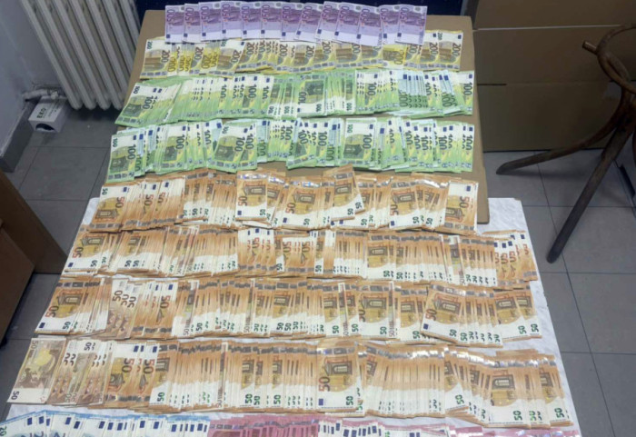 (FOTO) Zaplenjeno oko 30 kilograma droge i više od 80.000 evra u stanu u Beogradu, osumnjičeni (45) zadržan