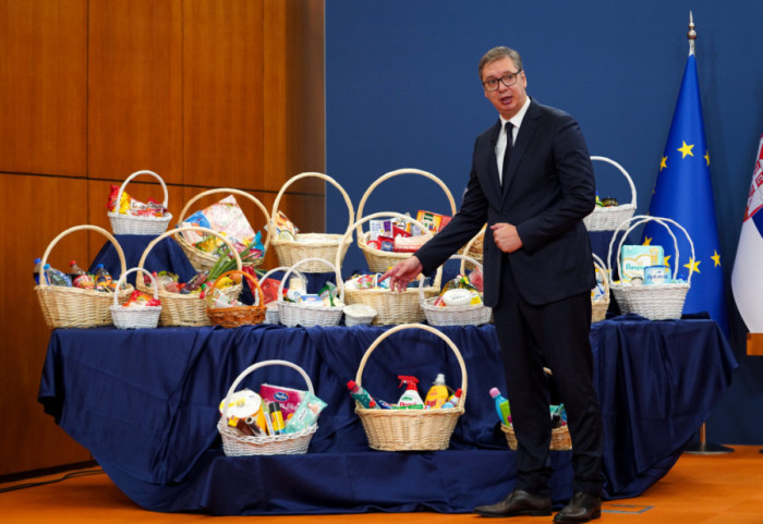 Vučić o ekonomskim merama: Smanjićemo cene za skoro 3.000 proizvoda, najniže kamatne stope u istoriji Srbije