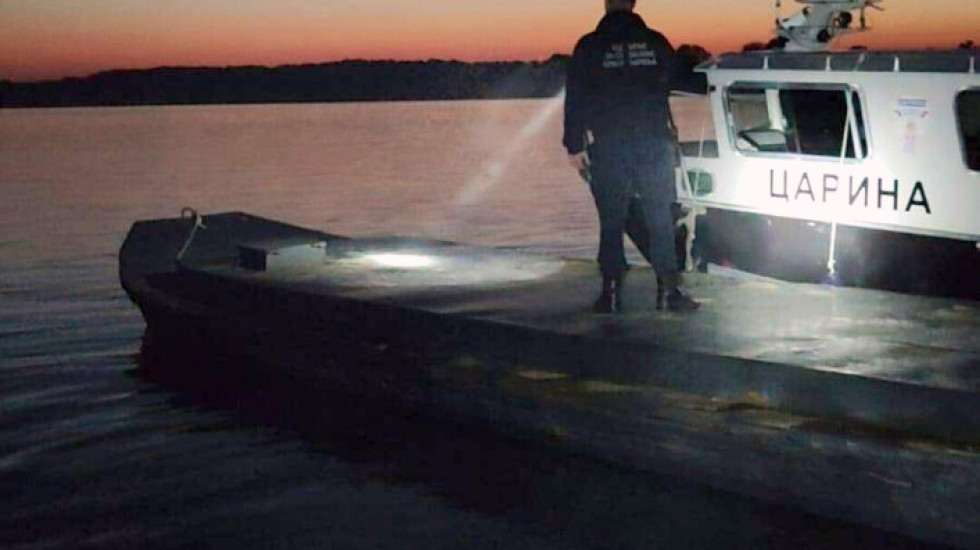 (FOTO) Zaplenjena barža sa osam tona nafte, krijumčari pobegli čamcem u pravcu Vinče