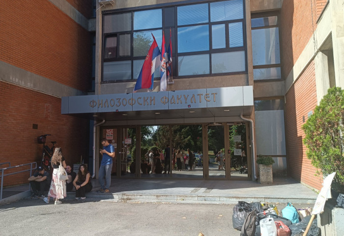 (FOTO) Dekan Filozofskog u Novom Sadu ušao na fakultet, studenti u blokadi tvde da su izbačeni