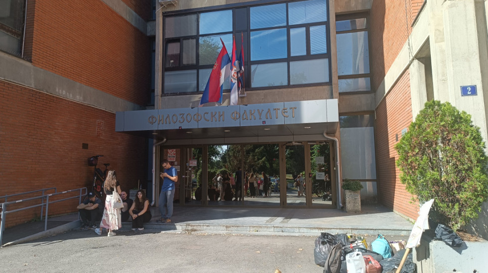 (FOTO) Dekan Filozofskog u Novom Sadu u zgradi fakulteta, studenti u blokadi tvrde da su izbačeni
