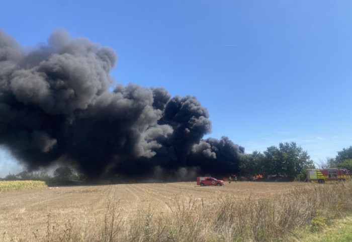 (VIDEO) Veliki požar na putu Kać - Budisava, gori industrijski objekat