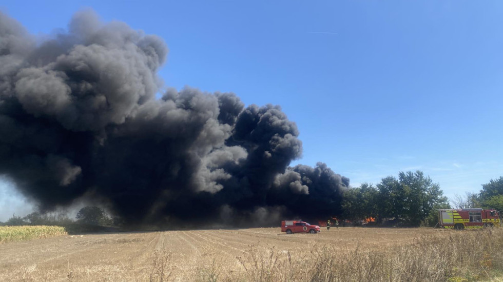 (VIDEO) Veliki požar na putu Kać - Budisava, gori industrijski objekat