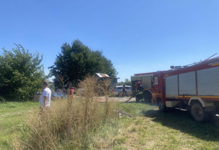 Veliki požar na putu Kać-Budisava, gori industrijski objekat