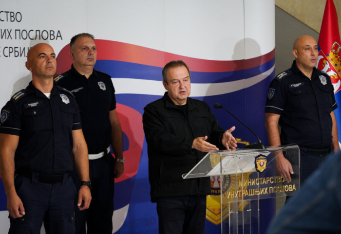 Dačić: Napadnuta policija ispred Filozofskog fakulteta u Novom Sadu, demonstranti gurali pripadnike Interventne