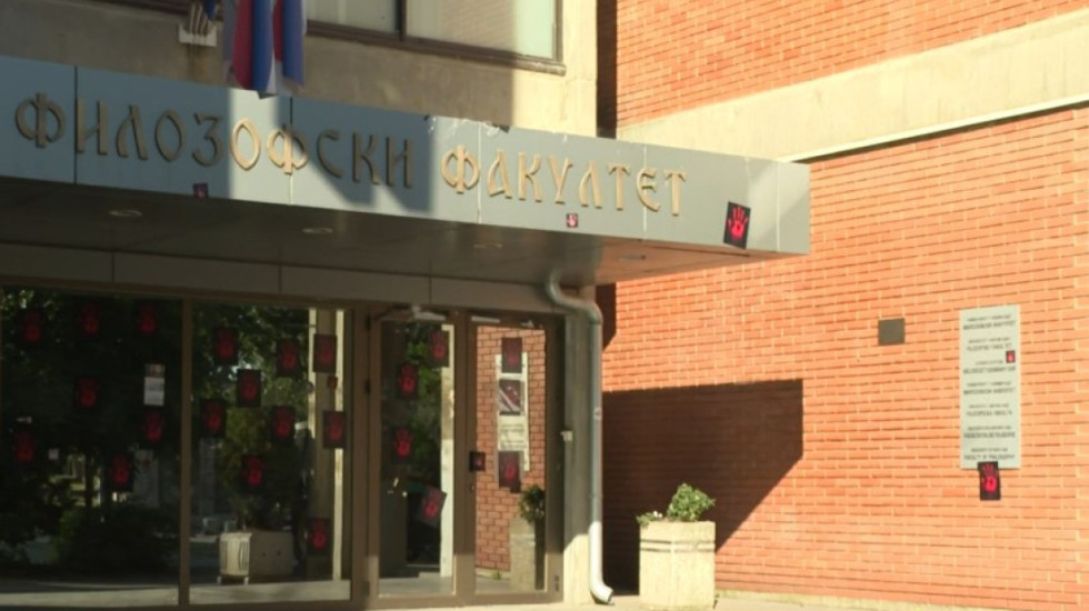 (VIDEO) Nakon tenzija ispred zgrade Filozofskog fakulteta u Novom Sadu situacija mirna, najavljeno novo okupljanje