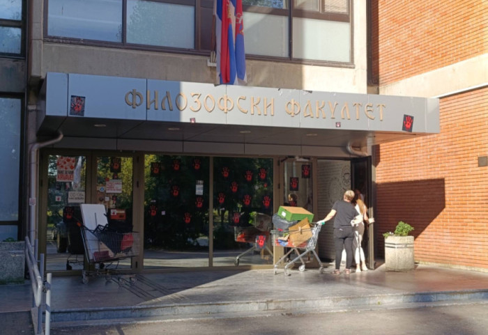 (VIDEO) Nakon tenzija ispred zgrade Filozofskog fakulteta u Novom Sadu situacija mirna, najavljeno novo okupljanje
