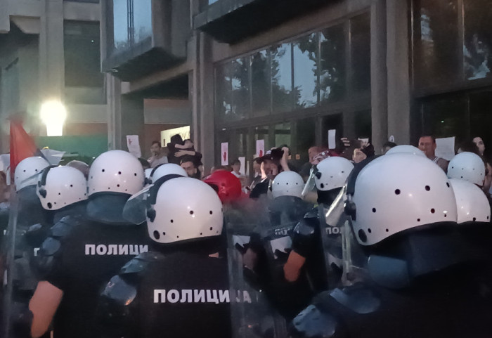 Uhapšen Novosađanin (23) posle protesta ispred Filozofskog fakulteta: Sumnjiči se za napad na policijske službenike