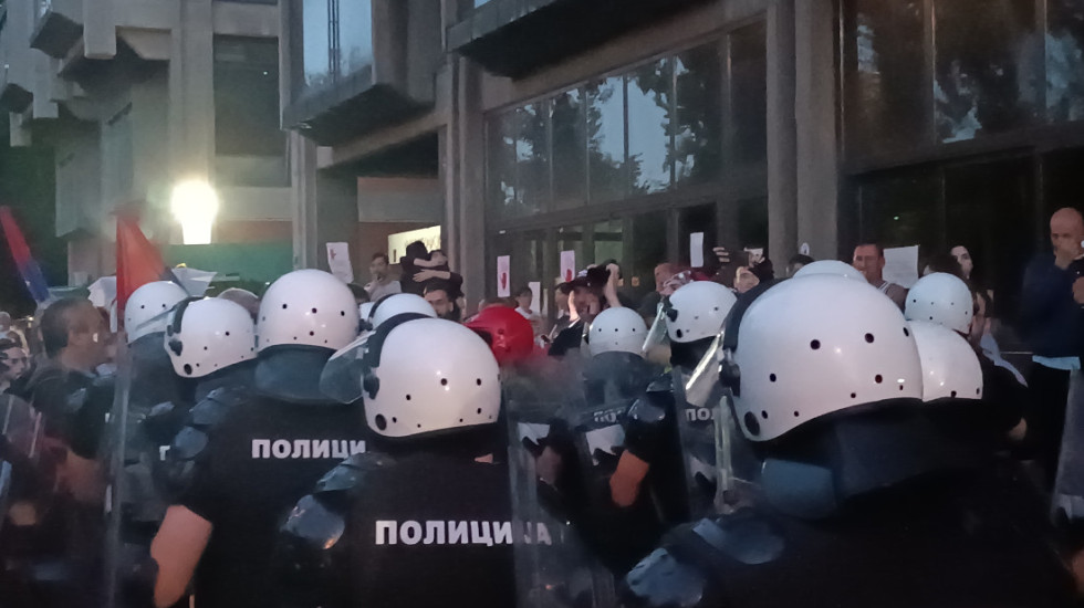 Uhapšen Novosađanin (23) posle protesta ispred Filozofskog fakulteta: Sumnjiči se za napad na policijske službenike