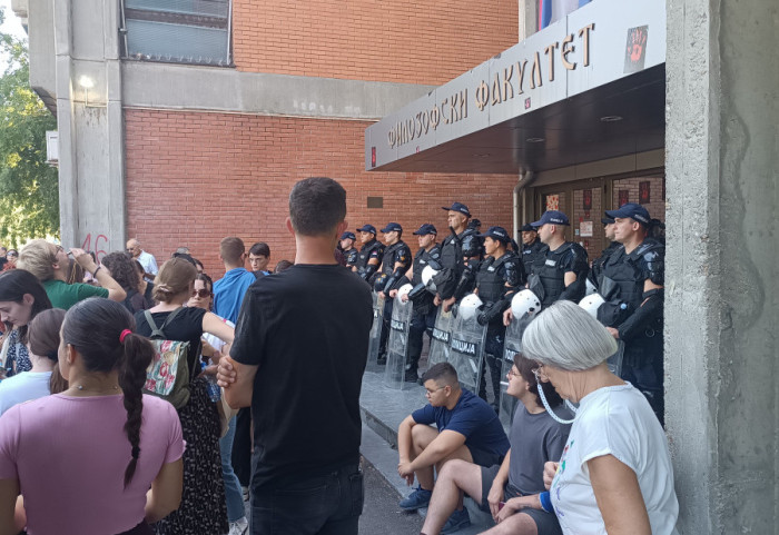(VIDEO) Policija na Filozofskom fakultetu: Da li je to dozvoljeno i da li je narušena autonomija univerziteta