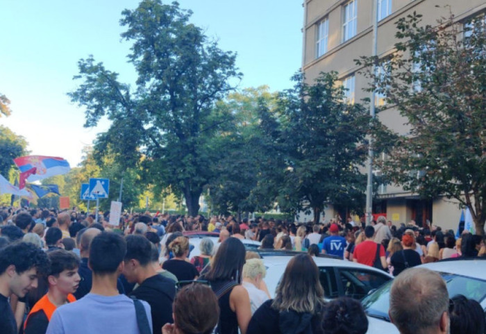 (FOTO) "Ne damo Petu": Počeo protest ispred Pete beogradske gimnazije