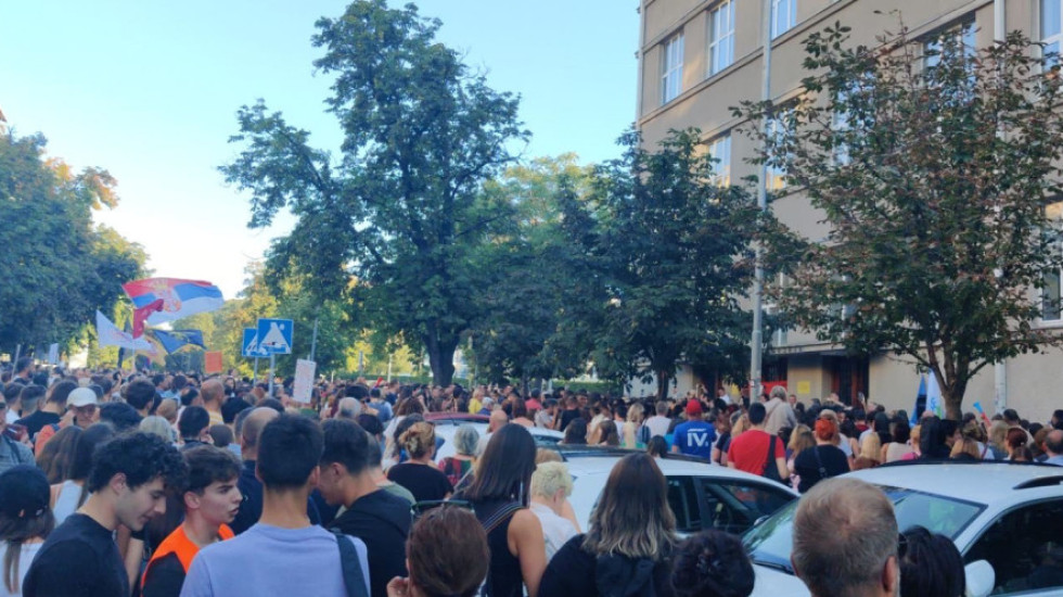 (FOTO) Završen protest ispred Pete beogradske gimnazije, saobraćaj i dalje blokiran u Ilije Garašanina