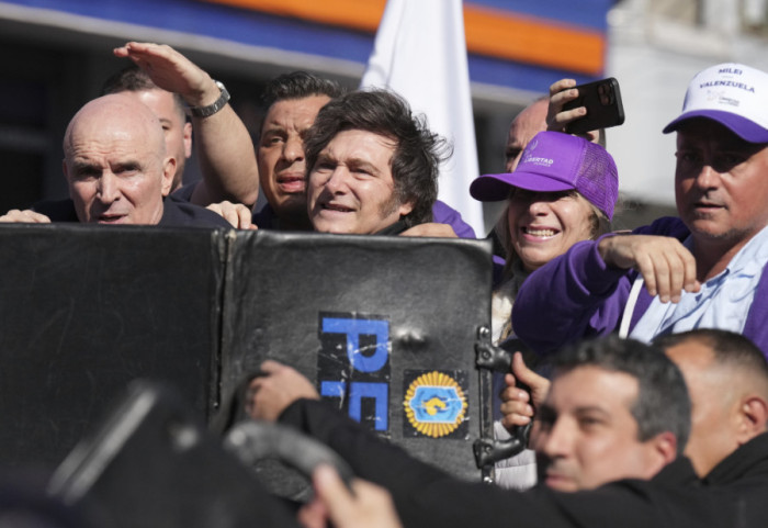 (FOTO/VIDEO) Kamenjem i flašama na predsednika Argentine: Milej napadnut tokom predizborne kampanje