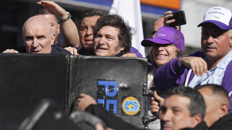 (FOTO/VIDEO) Kamenjem i flašama na predsednika Argentine: Milej napadnut tokom predizborne kampanje